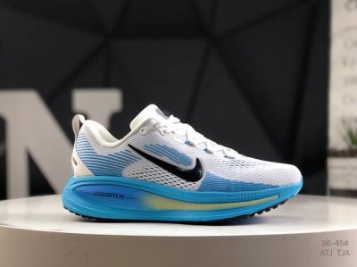 真标带半码 耐克 Nike Vomero 18 舒适减震防滑 低帮跑步鞋 全掌Reactx泡绵中底 前掌和后跟还配备了Air Zoom气垫单元 据说跑起来更快更