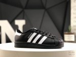 100 阿迪达斯 Adidas Superstar 三叶草经典贝壳头系列 新款休闲板鞋潮流男女士运动鞋 。鞋面柔软皮革材质 标志性的贝壳鞋头，锯齿三条纹，简约的