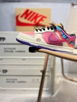 耐克Nike Dunk Low 板鞋Sb系列经典百搭休闲运动板鞋加厚鞋舌的填充，使舒适性大大提升，同时也更方便穿脱中底部分则加入了脚感柔软舒适Zoomair气垫