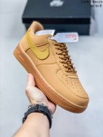 公司级耐克nike Air Force 1‘07 空军一号低帮百搭休闲运动板鞋。柔软、弹性十足的缓震性能和出色的中底设计，横跨复古与现代的外型结合，造就出风靡全
