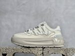 Fila Fusion 斐乐潮牌防滑耐磨轻便运动鞋 Fusion 系列传承了 Fila 的百年基因，融入年轻运动及潮流文化，成为引领变革、创新突破的一代。以“1