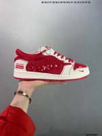 310 公司级Supreme X Air Jordan 1 编织中国红 此款主张打破传统的工业化流水线设计限制，以Made By Ideas的超级创意为理念，集