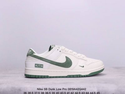耐克 Nike Sb Dunk Low Pro 复古低帮休闲运动滑板板鞋。采用脚感柔软舒适zoomair气垫，有效吸收滑板等极限运动在落地时带来的冲击力，为街头