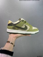 耐克Nike Sb Dunk Low 扣篮系列 复古低帮休闲运动滑板板鞋。采用脚感柔软舒适Zoomair气垫，有效吸收滑板等极限运动在落地时带来的冲击力，为街头