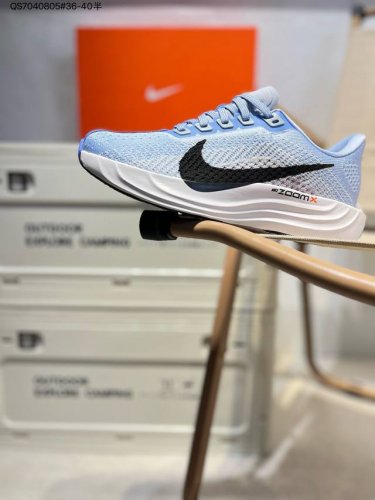 升级原楦原纸版数据开发 采用弹性 Flyknit 飞织鞋面材质 内里嵌入定型海绵 全掌型 Zoomx 泡绵中底 外置防滑耐磨橡胶底片竞训神鞋飞马Plus回归,耐