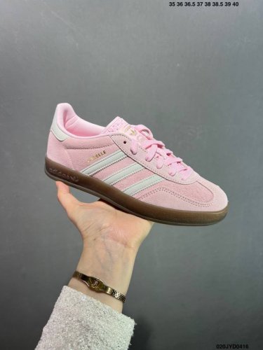 公司级Adidas Originals Gazelle Indoor 粉色 此款鞋延续了橡胶外底和经典款式的传统。优质绒面革鞋面和标志性的3条纹采用明亮的对比色