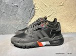 阿迪达斯三叶草 Nite Jogger 经典运动跑鞋 夜行者 复古跑鞋原厂材料 原厂大底 私家独模 网布搭配麂皮拼接打造鞋面 极具复古风格鞋头及鞋跟点缀3M反光
