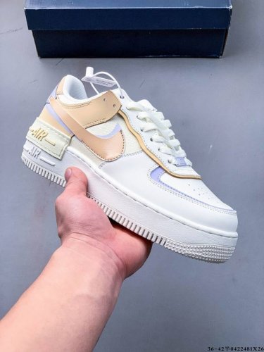 公司级头层！Nike 耐克 Air Force 1 Shadow 拼接马卡龙 侧身 Swoosh 采用叠加形的式呈现，同时跟后也将标志性 “Air” 字叠样加配