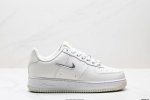 真标耐克Nike Air Force 1“07空军一号低帮百搭休闲运动板鞋。柔软、弹性十足的缓震性能和出色的中底设计，横跨复古与现代的外型结合，造就出风靡全球三