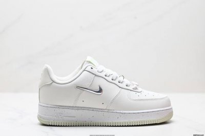 真标耐克Nike Air Force 1“07空军一号低帮百搭休闲运动板鞋。柔软、弹性十足的缓震性能和出色的中底设计，横跨复古与现代的外型结合，造就出风靡全球三