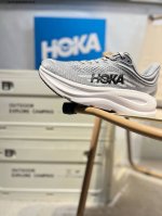 hoka One One Clifton 9 Low 全新配色这个品牌来自于新西兰的毛利语，Hoka表示大地，One One表示飞越，连起来就是飞越地平线，On