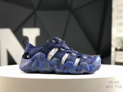 keen 科恩 运动 凉鞋，源自美国的户外休闲鞋品牌，以创新、高品质、高科技以及舒适著称。其独特的设计，完美融合了功能性与时尚感。宽楦鞋头给予脚趾充分活动空间，