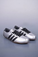 阿迪达斯Adidas Originals Tokyo 东京限定系列 复古百搭薄底德训运动T头鞋 采用复合牛津布组合翻毛皮饰片鞋面材质 外置Rb橡胶大底 将经典与