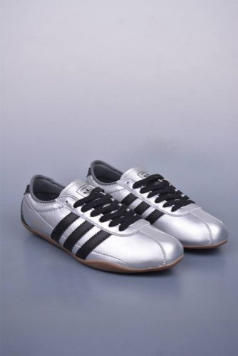 阿迪达斯Adidas Originals Tokyo 东京限定系列 复古百搭薄底德训运动T头鞋 采用复合牛津布组合翻毛皮饰片鞋面材质 外置Rb橡胶大底 将经典与