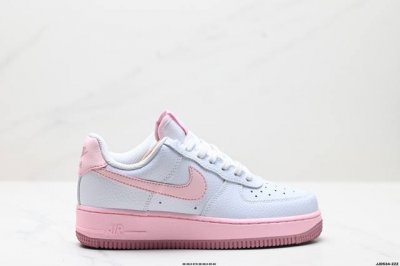 真标耐克Nike Air Force 1“07空军一号低帮百搭休闲运动板鞋。柔软、弹性十足的缓震性能和出色的中底设计，横跨复古与现代的外型结合，造就出风靡全球三