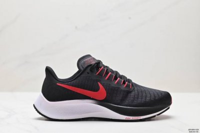 真标耐克nike Zoom Pegasus 37 登月37代 超轻网面透气跑步鞋 采用透气网眼鞋面搭配外翻式鞋口，为脚跟区域营造出色舒适度，而在鞋底部分，搭载全