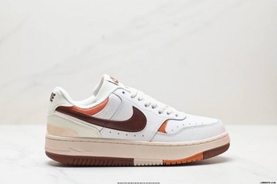 真标W Nike Gamma Force 兼顾舒适脚感和出众风范 演绎匠心之作 结构性的支撑贴合感结合复古篮球设计 塑就场外全明星风范 货号:Dx9176-10