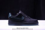 真标耐克Nike Air Force 1“07空军一号低帮百搭休闲运动板鞋。柔软、弹性十足的缓震性能和出色的中底设计，横跨复古与现代的外型结合，造就出风靡全球三