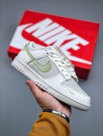 Nike Dunk Low Retro 白浅绿 Dunk Sb顾名思义，具有经典的Dunk血缘，又注入了更多的时尚元素。相较于普通的Dunk滑板鞋，改良版的Du