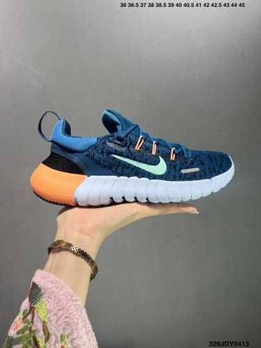 Nike Free Rn 5.0 Next Nature 5.0 赤足跑鞋 环保系列针织轻便透跑步鞋可缔造袜子般的贴合感受和轻盈脚感，助你在跑步、训练和日常活动