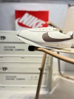 Nike Classic Cortez 全新配色 经典阿甘休闲跑步鞋 纯粹而执着的精神，使得Cortez种在了一代人的心里，无论是否喜欢它复古的鞋型，一双Nik