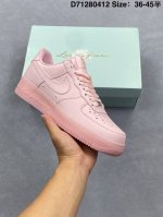 耐克Nike Air Force 1’07 Lx空军一号低帮百搭休闲运动板鞋。柔软、弹性十足的缓震性能和出色的中底设计，横跨复古与现代的外型结合，造就出风靡全球