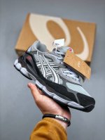 Asics 亚瑟士Gel-Nyc 2055透气网眼鞋面配合部分合成革材质 采用全新Ahar+橡胶材质 更加耐磨货号:1203A38 24 尺码:36 37 37