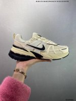 Nike V2K Runtekk 减震防滑复古低帮跑步鞋 材质上使用大面积网眼 皮革 Tpu 组成 支撑和透气性肯定不错 中底处由 Cushlon 泡绵打造 保