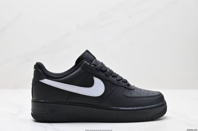 真标耐克Nike Air Force 1“07空军一号低帮百搭休闲运动板鞋。柔软、弹性十足的缓震性能和出色的中底设计，横跨复古与现代的外型结合，造就出风靡全球三