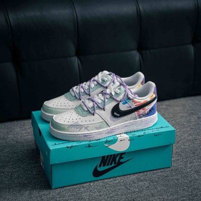 核心私 Nike Court Vision Low 校园风低帮复古篮球板鞋男女运动鞋。延续80年代复古篮球鞋，添加学院风细节。皮革组合鞋面，利落风格，重现复古篮