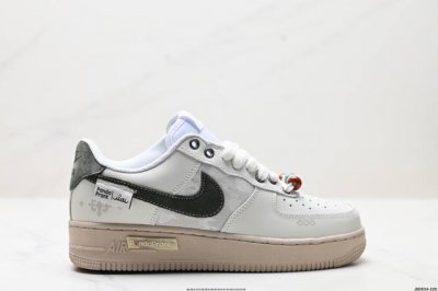 公司级耐克Nike Air Force 1“07空军一号低帮百搭休闲运动板鞋。柔软、弹性十足的缓震性能和出色的中底设计，横跨复古与现代的外型结合，造就出风靡全球