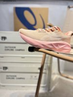asics Novablast 5亚瑟士经典跑鞋 如今机能风和户外风吹得正劲，便是主打“Urban Outdoor机能越野风格”，城市和户外场景都能轻松应对。关