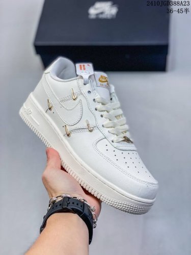 公司级带半码 耐克Nike AIR FORCE 7 空军一号低帮百搭休闲运动板鞋。柔软、弹性十足的缓震性能和出色的中底设计，横跨复古与现代的外型结合，造就出风靡