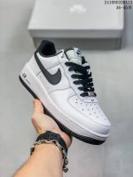福利特价带半码耐克nike Air Force 1‘07 空军一号低帮百搭休闲运动板鞋。柔软、弹性十足的缓震性能和出色的中底设计，横跨复古与现代的外型结合，造就