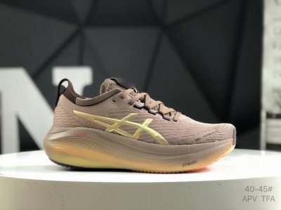 亚瑟士 Asics Gel-Nimbus 27 舒适防滑耐磨低帮休闲跑步鞋 鞋底采用了轻质发泡材料 并在后跟和前掌处采用了Asics亚瑟士核心科技-Gel缓震胶