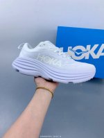 hoka M Bondi 8全新配色 这个品牌来自于新西兰的毛利语，Hoka表示大地，One One表示飞越，连起来就是飞越地平线，One One不是读作“万万