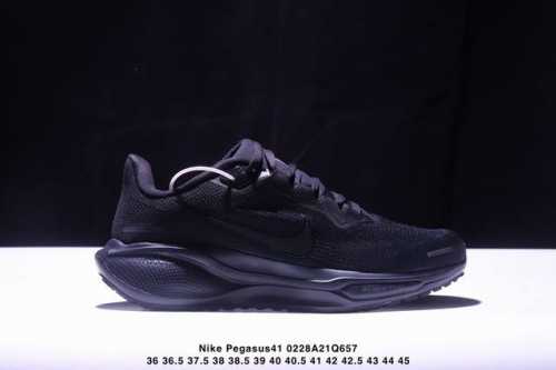 Nike 飞马新鞋 触感柔软，质感升级！随着“耐克 蓝图 系列”在巴黎的盛大发布，全新一代 登月41代 Nike Pegasus 41也正式登场啦！Nike P