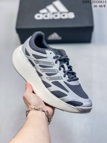 公司级Adidas Adizero Aruku 全新跑鞋 浮现网络 以永动机为灵感的前卫造型 现代感十足的鞋面线条勾勒 格外引人注目 搭配丰沛的全新 Swirl