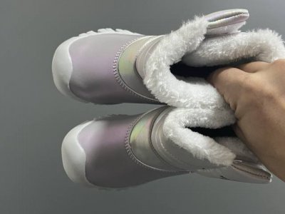 北家新款炫彩高帮魔术贴儿童雪地靴 Size：28-37码 经典炫彩配色，超好看 内里加绒，保暖又舒适 高帮款式设计，防风又保暖 橡胶耐磨防滑大底，脚感不言而喻