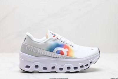 公司级on Cloudmonster 2昂跑 户外街头机能风新兴品牌轻便中帮跑步鞋 首发实拍鞋款以网球为灵感的运动休闲鞋，大胆的复古外观与革新科技融合，助力运动