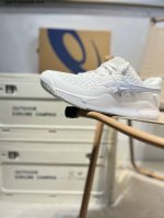 Asics Gel-Resolution 9亚瑟士经典跑鞋 如今机能风和户外风吹得正劲，便是主打“Urban Outdoor机能越野风格”，城市和户外场景都能轻