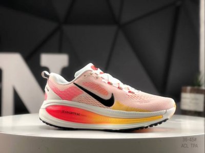 230 耐克 Nike Vomero 18 舒适减震防滑 低帮跑步鞋 全掌Reactx泡绵中底 前掌和后跟还配备了Air Zoom气垫单元 据说跑起来更快更舒适