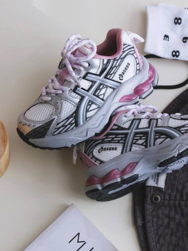 正品潮牌系列Kayano童鞋28-37 亚瑟士Gel Kayano：这款鞋的设计简洁时尚，配色多样，无论是日常搭配还是专业跑步，都能展现出独特的个性。
