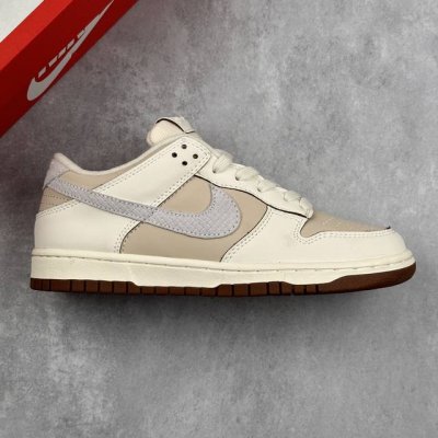 本地 核心私 Nike Dunk Sb Low Snakeskin Swoosh 耐克 Sb 米灰粉 舒适时尚防滑耐磨低帮板鞋 鞋身整体以奶粉色皮革打造，搭配灰