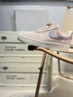 140 耐克 Nike Air Force 1 '07空军一号 中帮百搭休闲运动板鞋。柔软、弹性十足的缓震性能和出色的中底设计，横跨复古与现代的外型结合，造就出