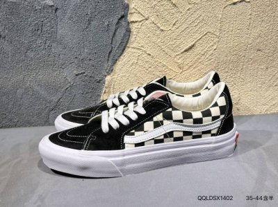 新品上市实拍 #Vans Sk8-Hi Pokonyan 神仙配色，鞋身采用宝蓝鹿皮绒 米白帆布搭配，加上红色Logo饰条，柠檬黄鞋舌织唛标可谓是点睛之笔，让你