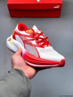 200 puma彪马Deviate Nitro 3 碳板竞训跑鞋！ deviate Nitro出到了第三代，虽然是一双碳板跑鞋，但是可以把它当做一双万金油跑鞋，