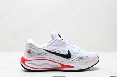 真标Nike Journey Run 2024跑步鞋 使用了新型的缓震材料 脚感偏韧 后跟有加厚的海绵填充 鞋子前掌和后掌做了加宽设计 增加了跑步时的稳定性 织