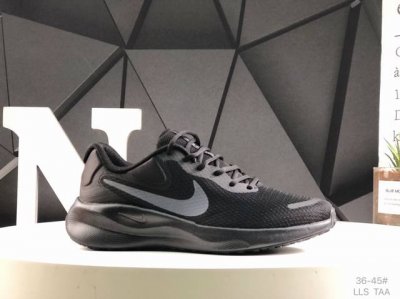 130 nike Revolution 7透气 低帮 跑步鞋兼顾迅疾外观和稳固脚感，后跟覆面和中足动态支撑巧妙融合，缔造稳定顺畅的迈步体验 货号：Fb8501