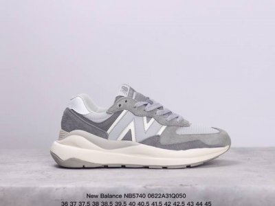 真标new Balance Nb5740系列 凭借多种严选的优质素材重塑出让人耳目一新又充满层次感的革新中低结构。为呼应90年代的巨大化潮流，鞋侧也点题采用了相